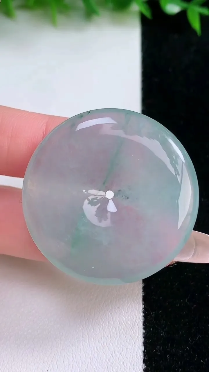 天然A货翡翠冰种飘花平安扣吊坠，尺寸37.8-5.4，重量:16.93g
1月24日