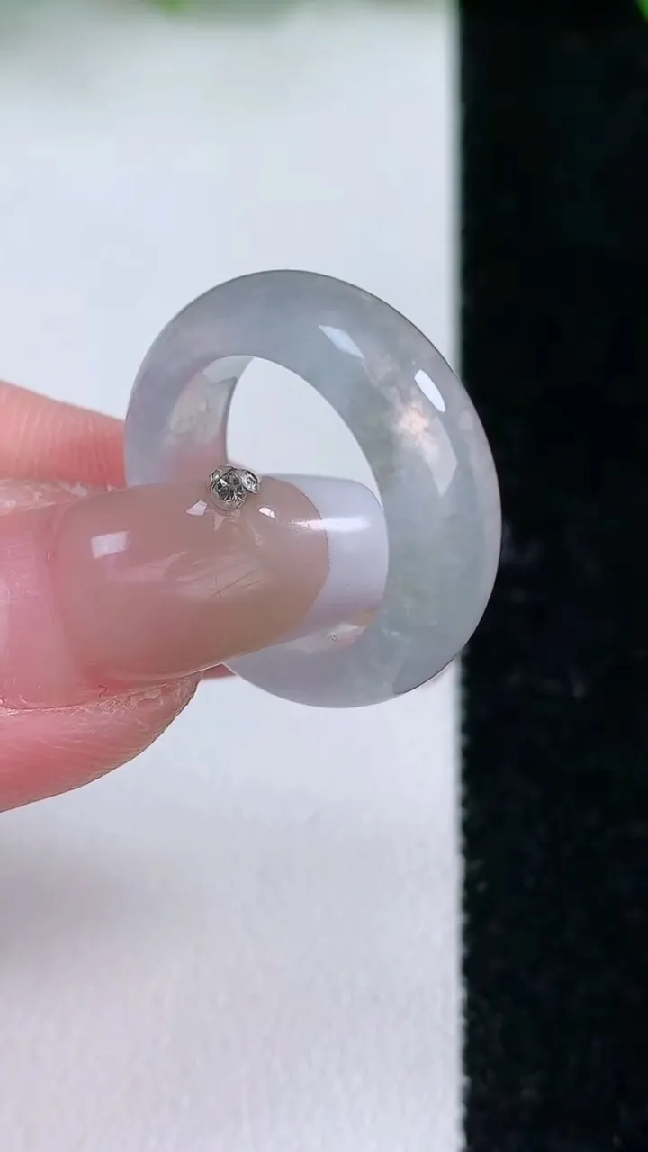 天然A货翡翠指环戒指，尺寸16.5-6.8-3.7，重量:4.68g2026年1月24日
工厂直销收藏佳品,种好水足，色泽均匀，有种有色，上手高大气！