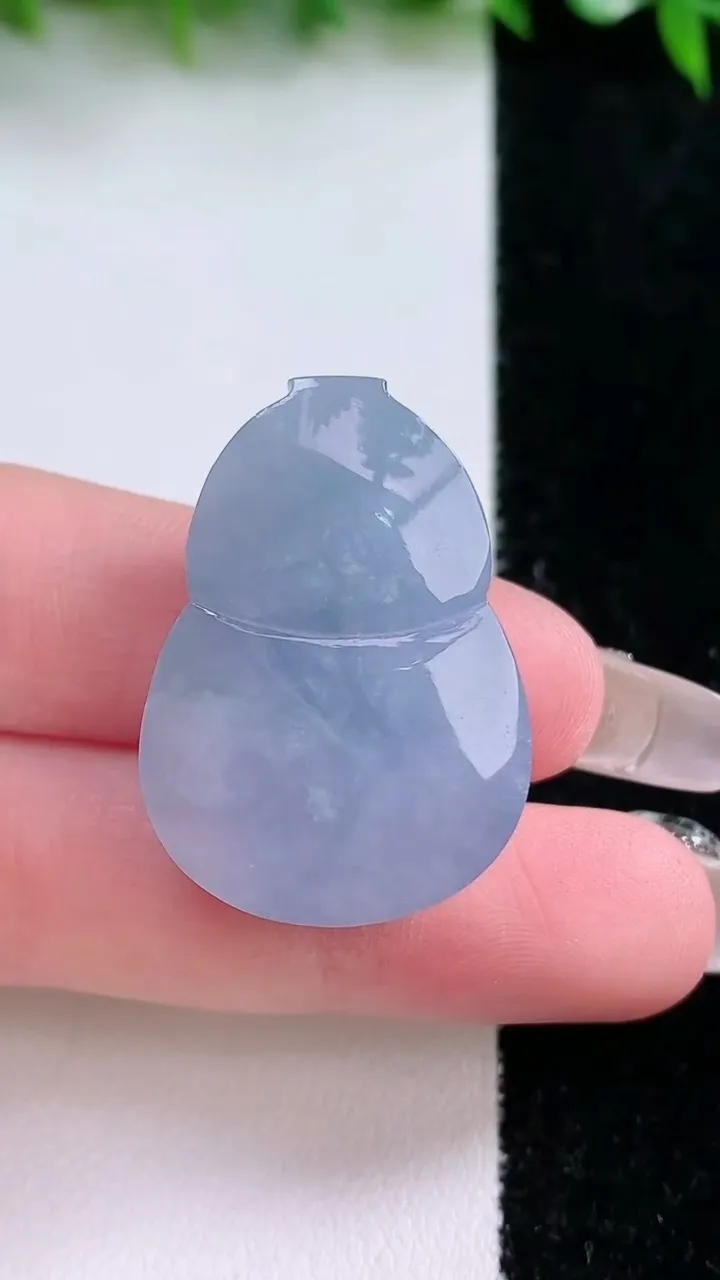 天然A货翡翠紫罗兰葫芦镶嵌件，尺寸30.6-22-10.7，重量:14.27g
1月24日