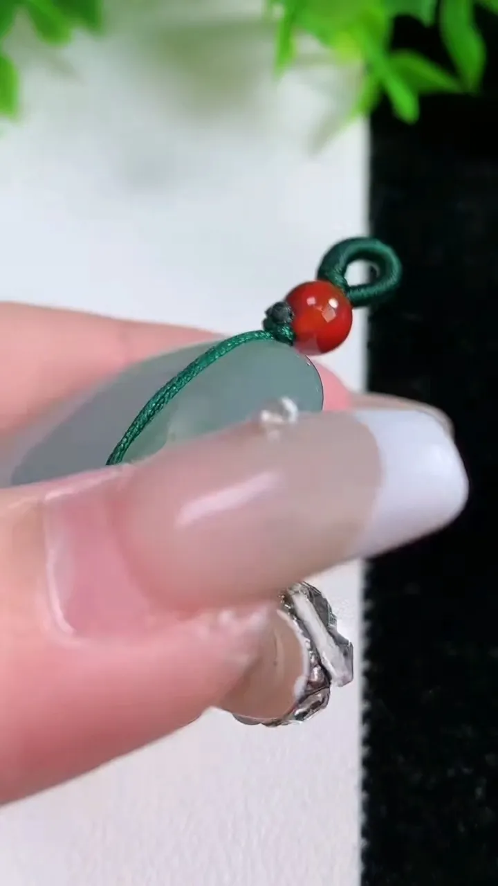 天然A货翡翠平安扣吊坠，尺寸34.8-5，重量:13.28g
1月24日