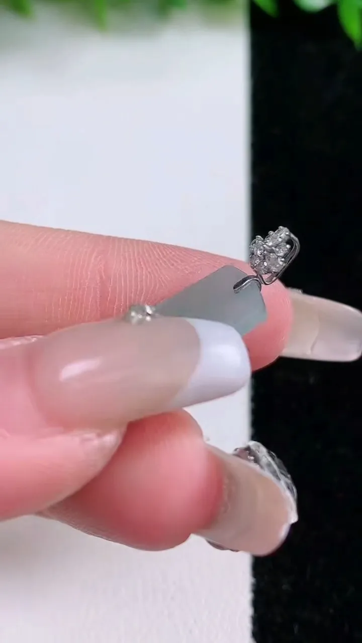 天然A货翡翠无事牌吊坠，尺寸28.8-13.3-2，重量:2.31g
1月24日