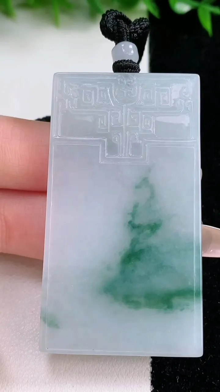 天然A货翡翠飘花仿古无事牌吊坠，尺寸59.2-33-5.2，重量:37.67g
1月24日