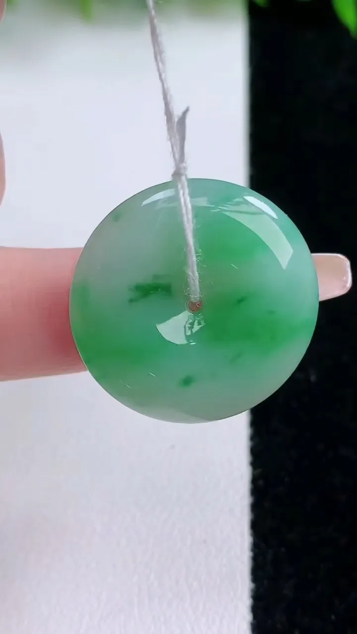 天然A货翡翠平安扣吊坠，尺寸24.7-4.7，重量:6.37g
1月24日