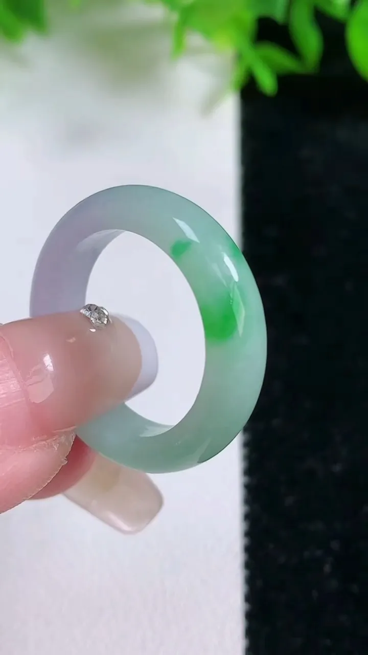 天然A货翡翠指环戒指，尺寸18.8-5-3.3，重量:4.39g2026年1月24日
工厂直销收藏佳品,种好水足，色泽均匀，有种有色，上手高大气！