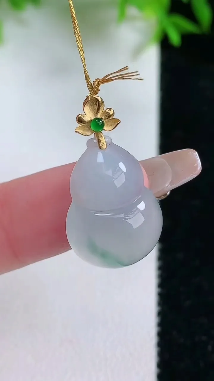 天然A货翡翠种飘花葫芦吊坠，尺寸18.4-13.8-6，重量:2.80g
1月24日