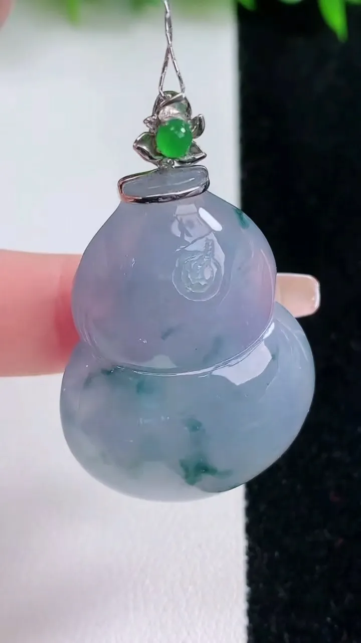 天然A货翡翠18K金紫罗兰葫芦吊坠，尺寸38-28.7-9.3，重量:17.96g
1月24日