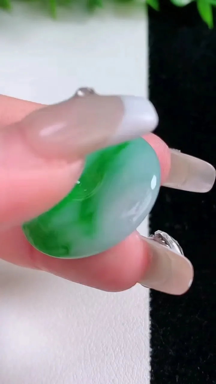 天然A货翡翠平安扣吊坠，尺寸27-6，重量:9.42g
1月24日