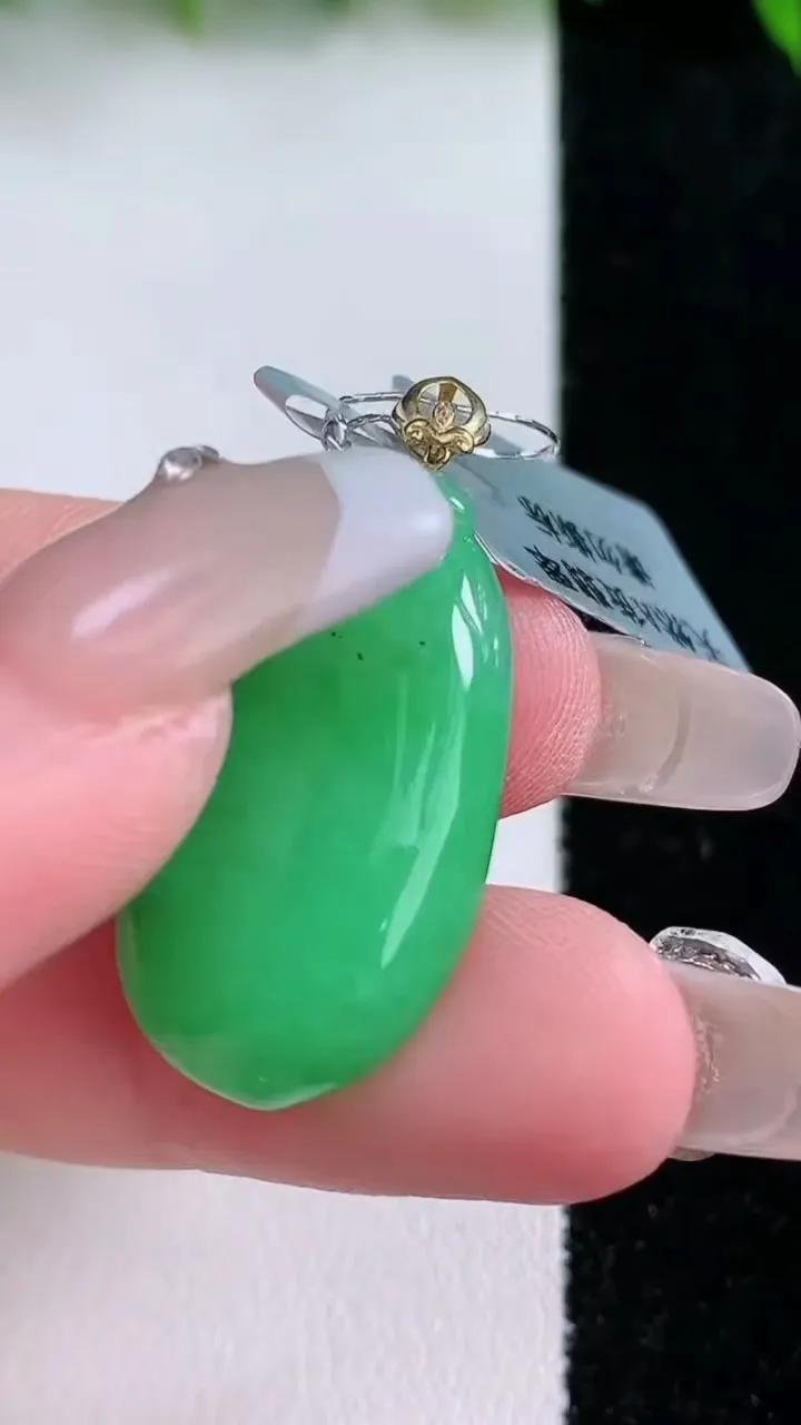 天然A货翡翠福瓜吊坠，尺寸28.8-16-5.8，重量:6.30g
1月24日