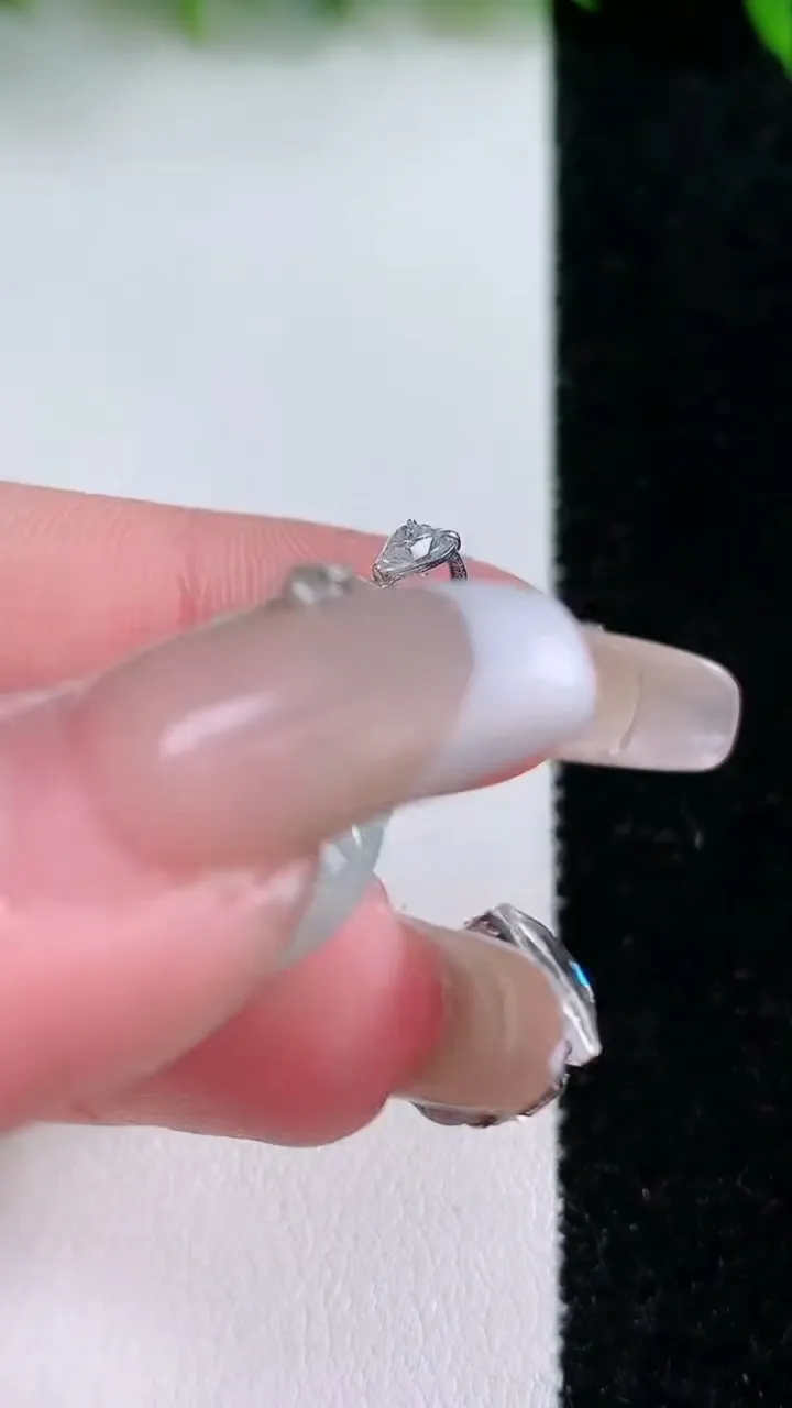 天然A货翡翠佛公吊坠，尺寸24-26.5-5.8，重量:5.91g
1月24日