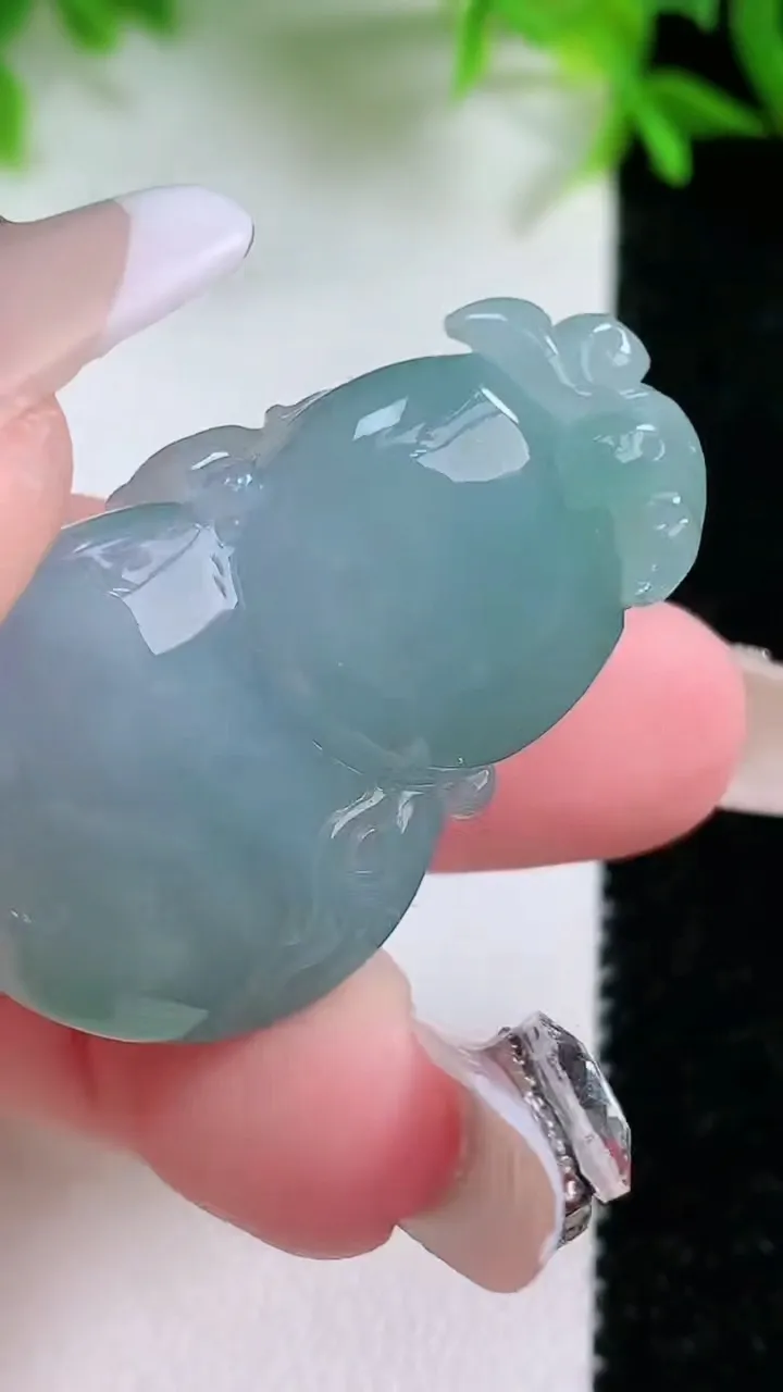 天然A货翡翠葫芦吊坠，尺寸36.7-22.6-11.6，重量:17.90g
1月24日