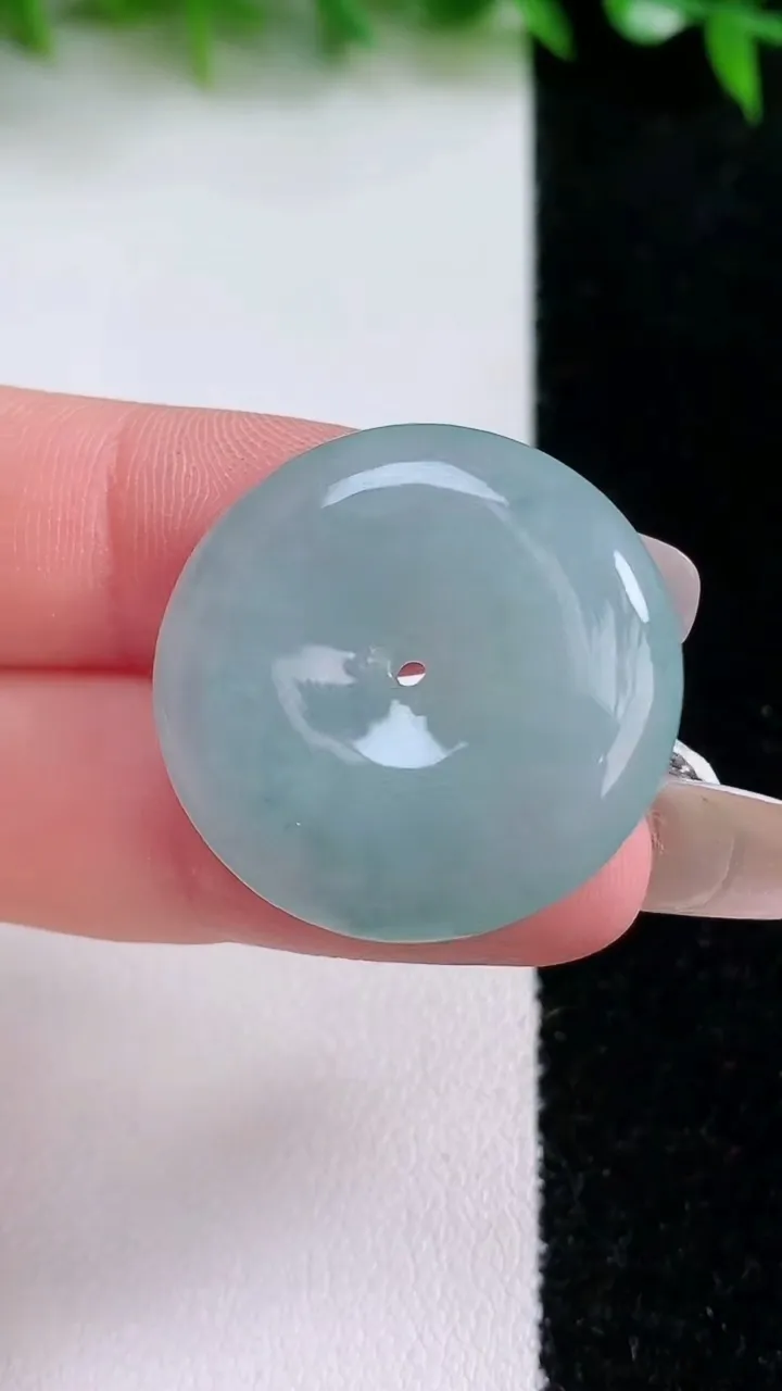 天然A货翡翠飘花平安扣吊坠，尺寸27-5.8，重量:9.80g
1月24日