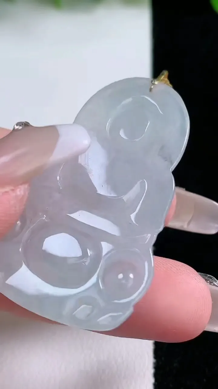 天然A货翡翠观音菩萨吊坠，尺寸47.3-29.5-6，重量:14.81g
1月24日