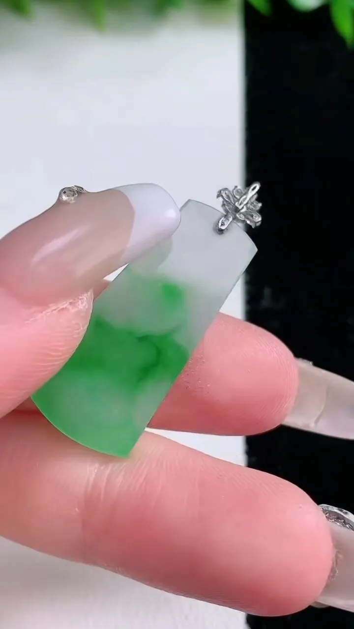 天然A货翡翠无事牌吊坠，尺寸28.8-13.3-2，重量:2.31g
1月24日