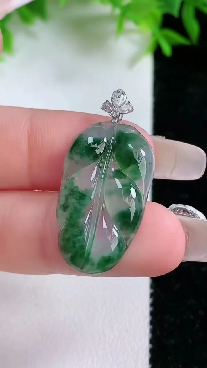 天然A货翡翠种飘花金枝玉叶 叶子吊坠，尺寸26-16.2-3.3，重量:2.75g
1月24日