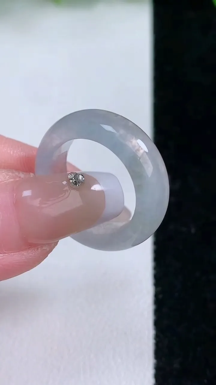 天然A货翡翠指环戒指，尺寸16.5-6.8-3.7，重量:4.68g2026年1月24日
工厂直销收藏佳品,种好水足，色泽均匀，有种有色，上手高大气！