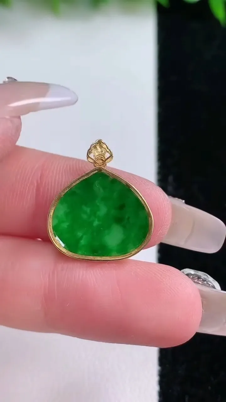 天然A货翡翠无事牌吊坠，尺寸15.3-17-2，重量:1.03g
1月24日