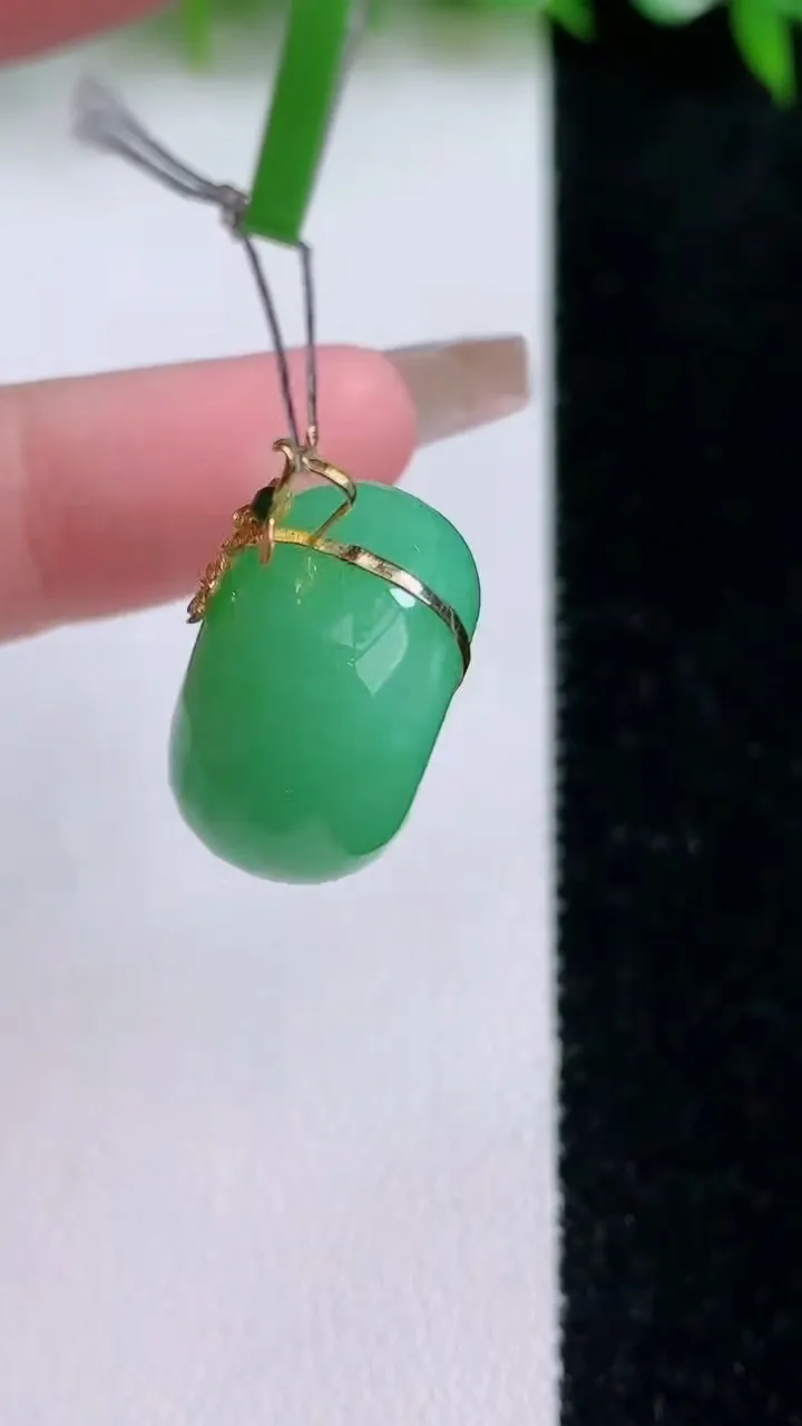 天然A货翡翠路路通吊坠，尺寸19-11.5，重量:9.66g
1月24日