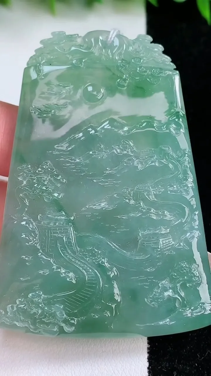 天然A货翡翠山水牌吊坠，尺寸68-47.2-5.4，重量:41.42g
1月24日