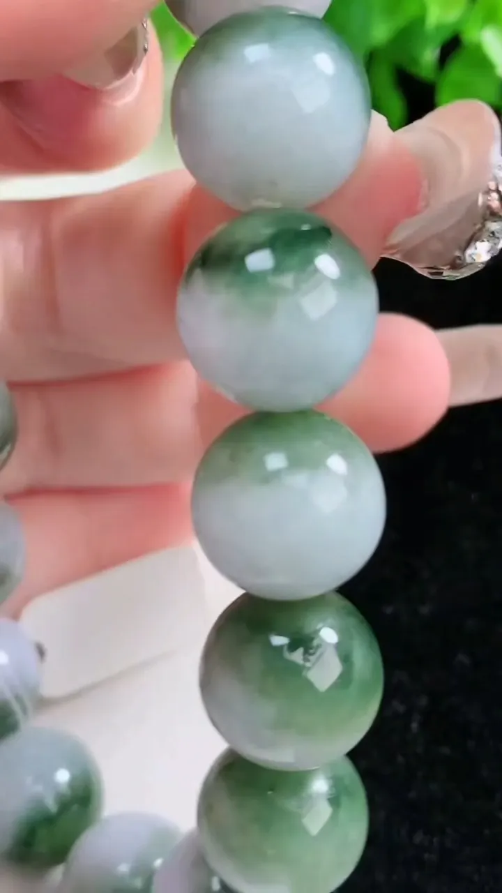 天然A货翡翠圆珠手串，尺寸13-16颗，重量:61.00g1月24日
工厂直销收藏佳品,种好水足，色泽均匀，有种有色，上手高大气！