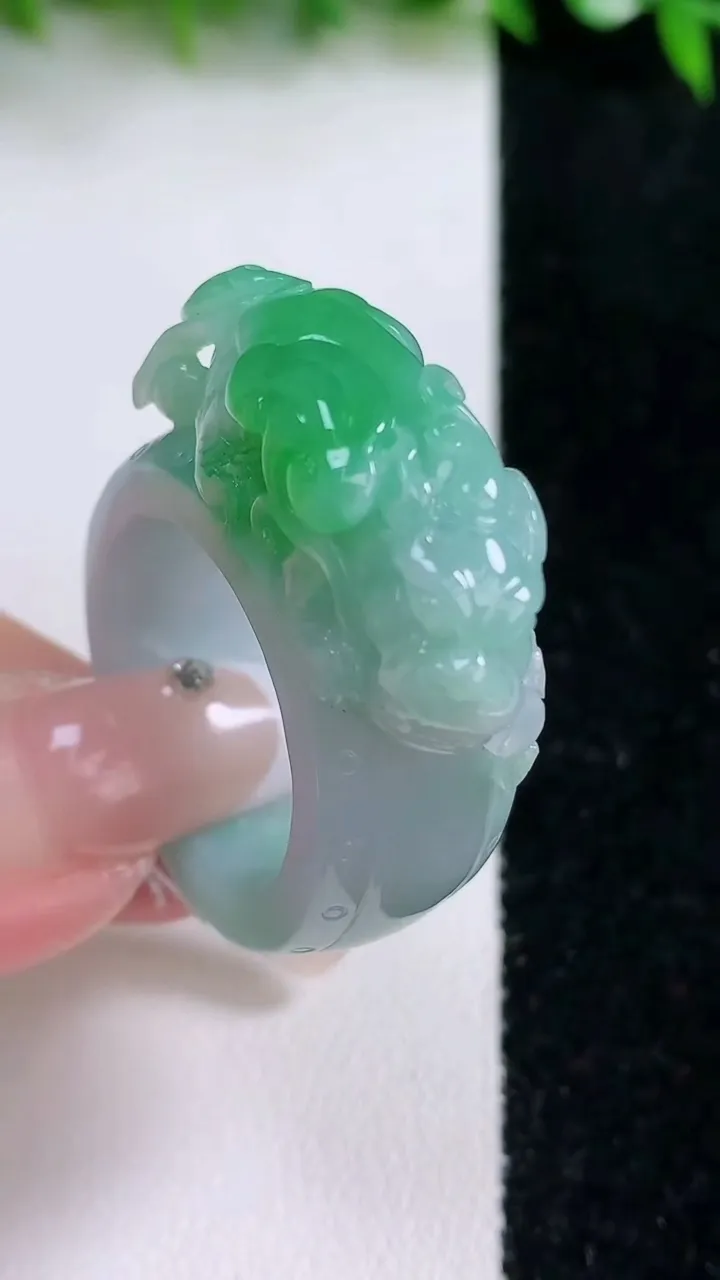 天然A货翡翠貔貅指环扳指，尺寸20.3-29.8-12-13.6，重量:23.78g2026年1月24日
工厂直销收藏佳品,种好水足，色泽均匀，有种有色，上手高大气！