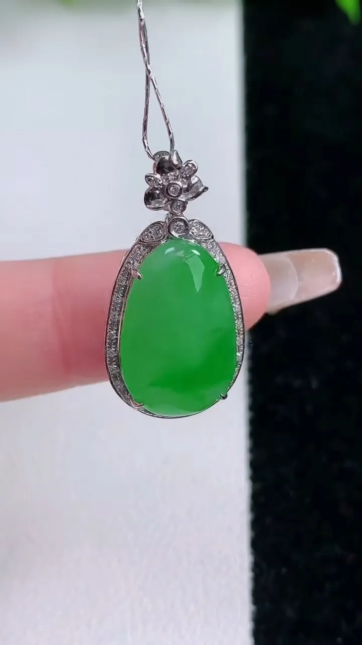 天然A货翡翠福瓜吊坠，尺寸26.3-13.3-7，裸石17-10.6重量:2.81g
1月24日