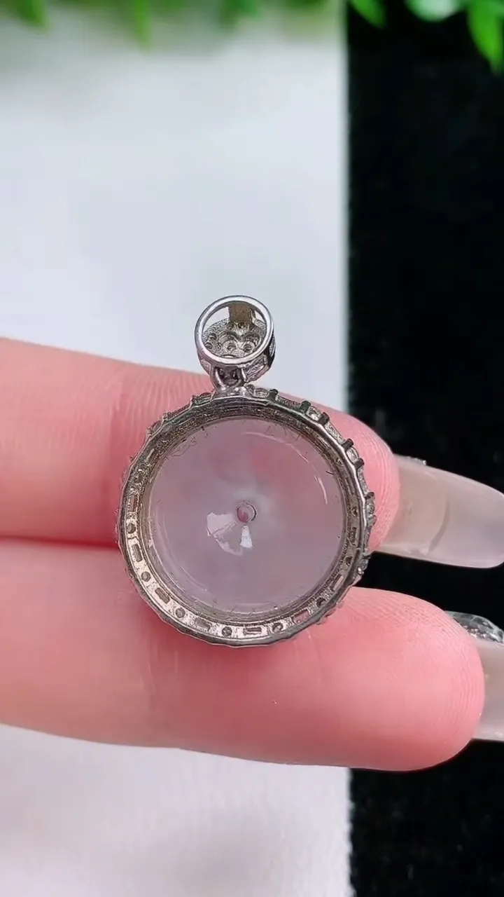 天然A货翡翠平安扣吊坠，尺寸24.2-19.2-6.4，裸石15.3重量:4.12g
1月24日