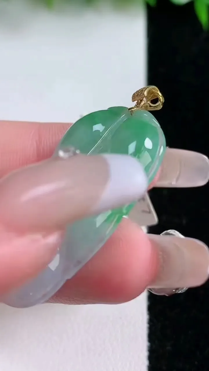 天然A货翡翠金枝玉叶 叶子吊坠，尺寸38-22.3-4.3，重量:8.05g
1月24日