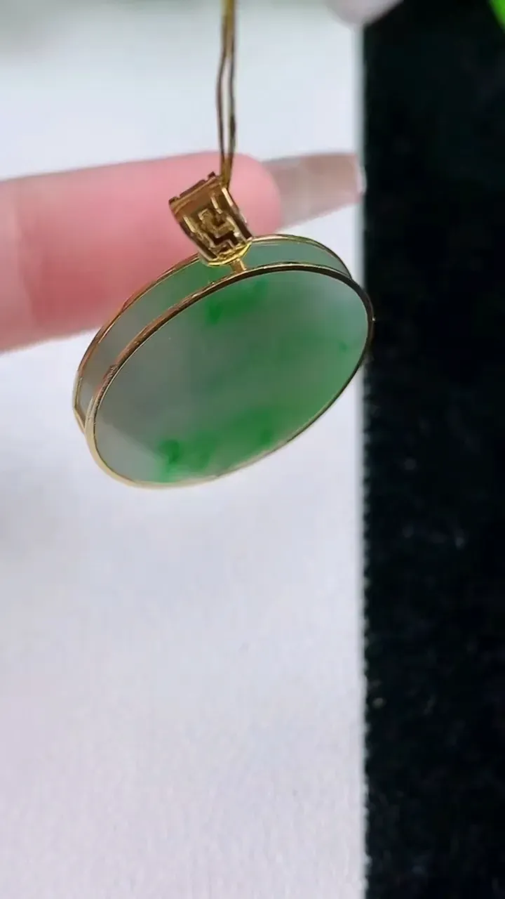 天然A货翡翠无事牌吊坠，尺寸21.7-3，重量:4.28g
1月24日