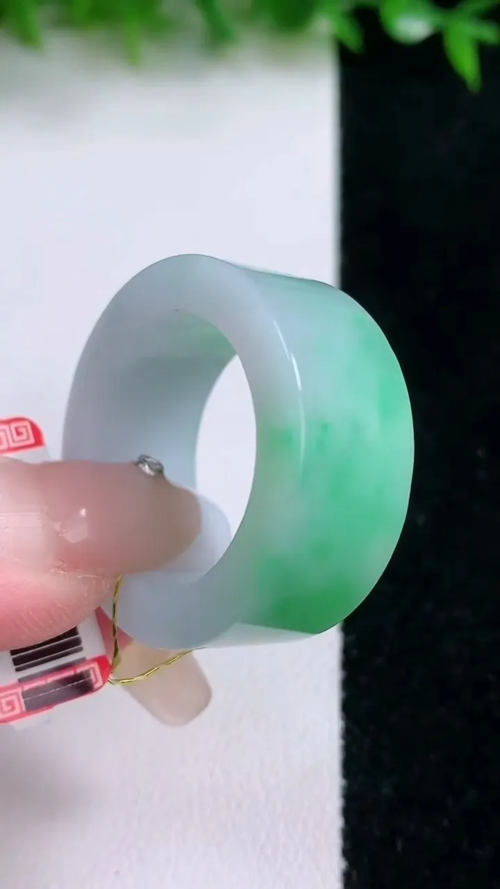 天然A货翡翠方形指环扳指，尺寸22.4-12.3-4.5，重量:17.32g2026年1月24日
工厂直销收藏佳品,种好水足，色泽均匀，有种有色，上手高大气！