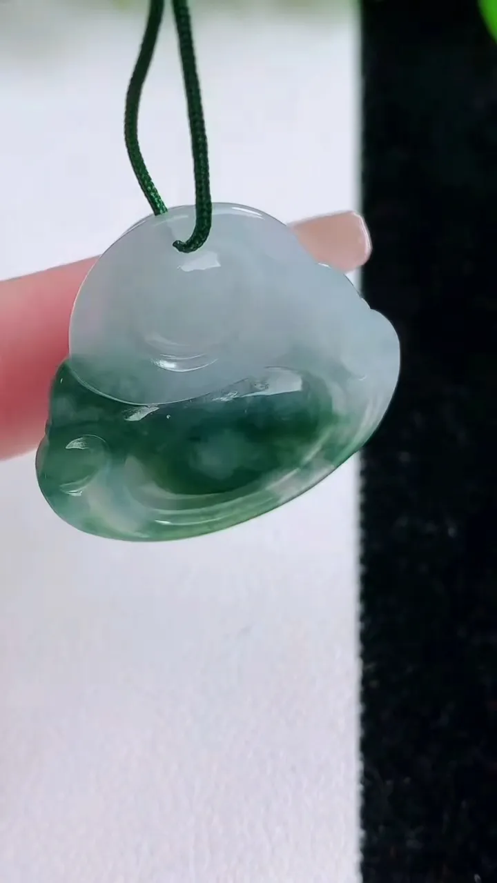 天然A货翡翠飘花佛公吊坠，尺寸25.6-28-6，重量:6.74g
1月24日