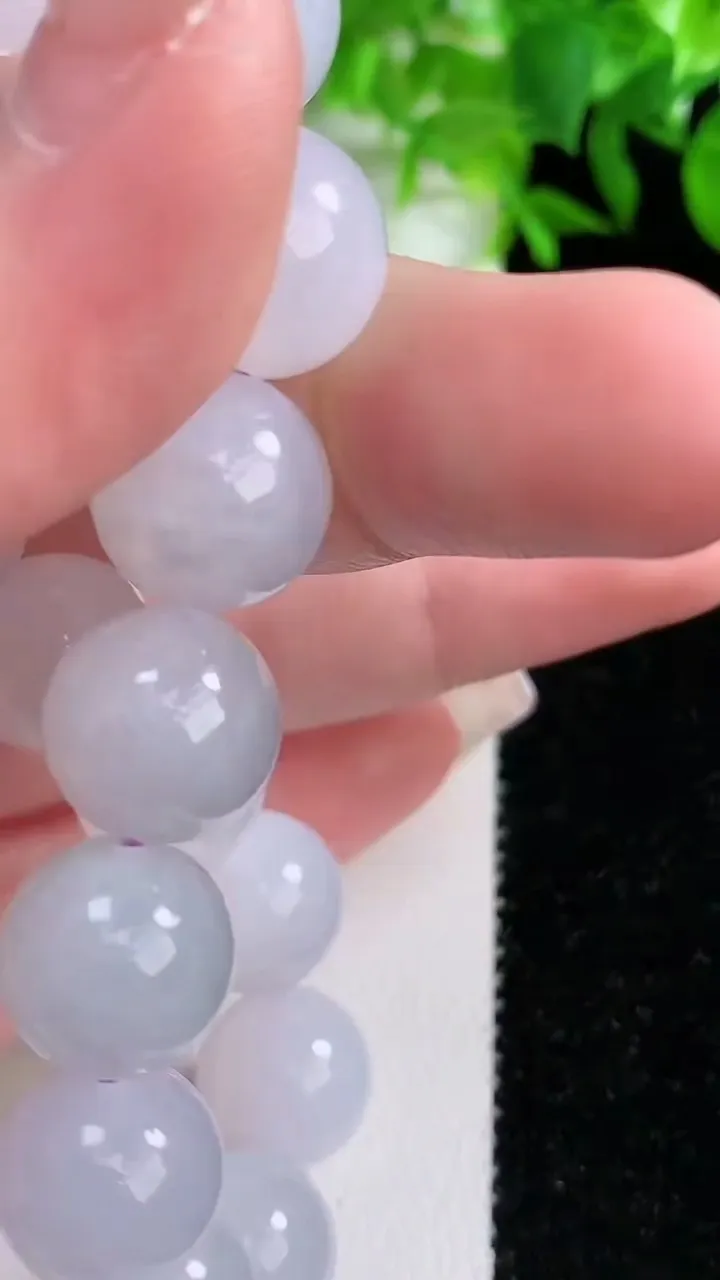 天然A货翡翠圆珠手串，尺寸12.4-16颗，重量:53.53g1月24日
工厂直销收藏佳品,种好水足，色泽均匀，有种有色，上手高大气！