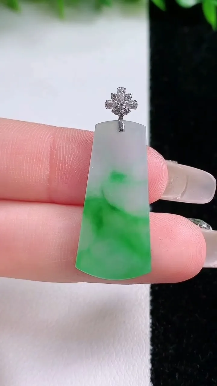 天然A货翡翠无事牌吊坠，尺寸28.8-13.3-2，重量:2.31g
1月24日