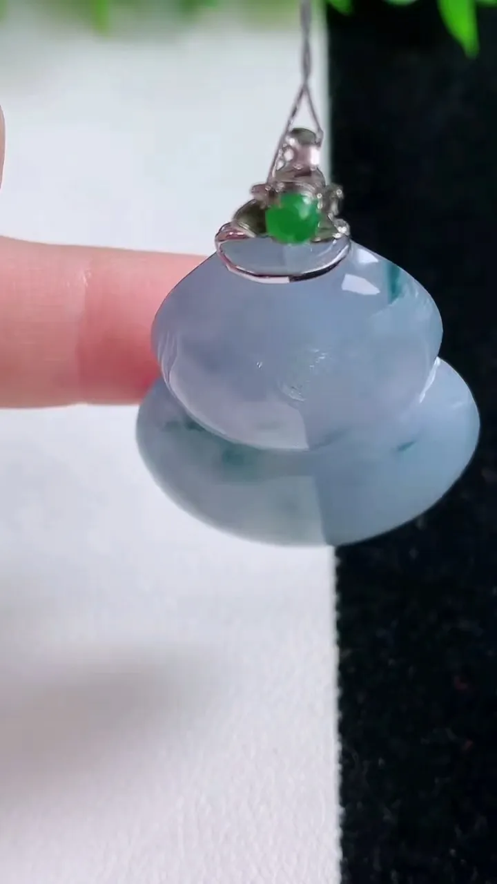 天然A货翡翠18K金紫罗兰葫芦吊坠，尺寸38-28.7-9.3，重量:17.96g
1月24日