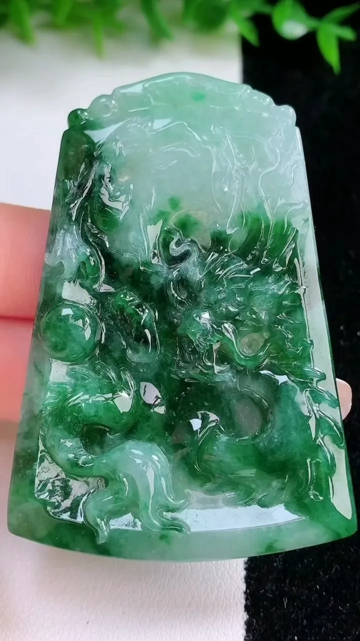 天然A货翡翠龙牌吊坠，尺寸64.6-44.7-5.7，重量:30.53g
1月24日