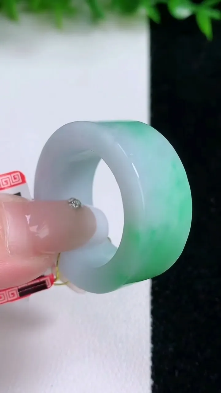 天然A货翡翠方形指环扳指，尺寸22.4-12.3-4.5，重量:17.32g2026年1月24日
工厂直销收藏佳品,种好水足，色泽均匀，有种有色，上手高大气！