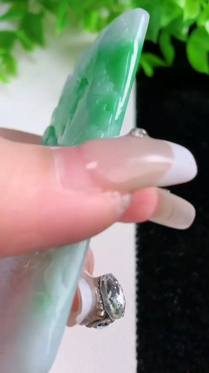 天然A货翡翠山水牌吊坠，尺寸76.3-42.2-5，重量:44.40g
1月24日