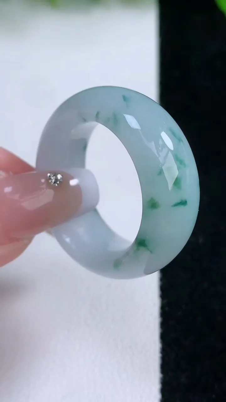 天然A货翡翠飘花指环戒指，尺寸21.6-11-5，重量:14.98g2026年1月24日
工厂直销收藏佳品,种好水足，色泽均匀，有种有色，上手高大气！