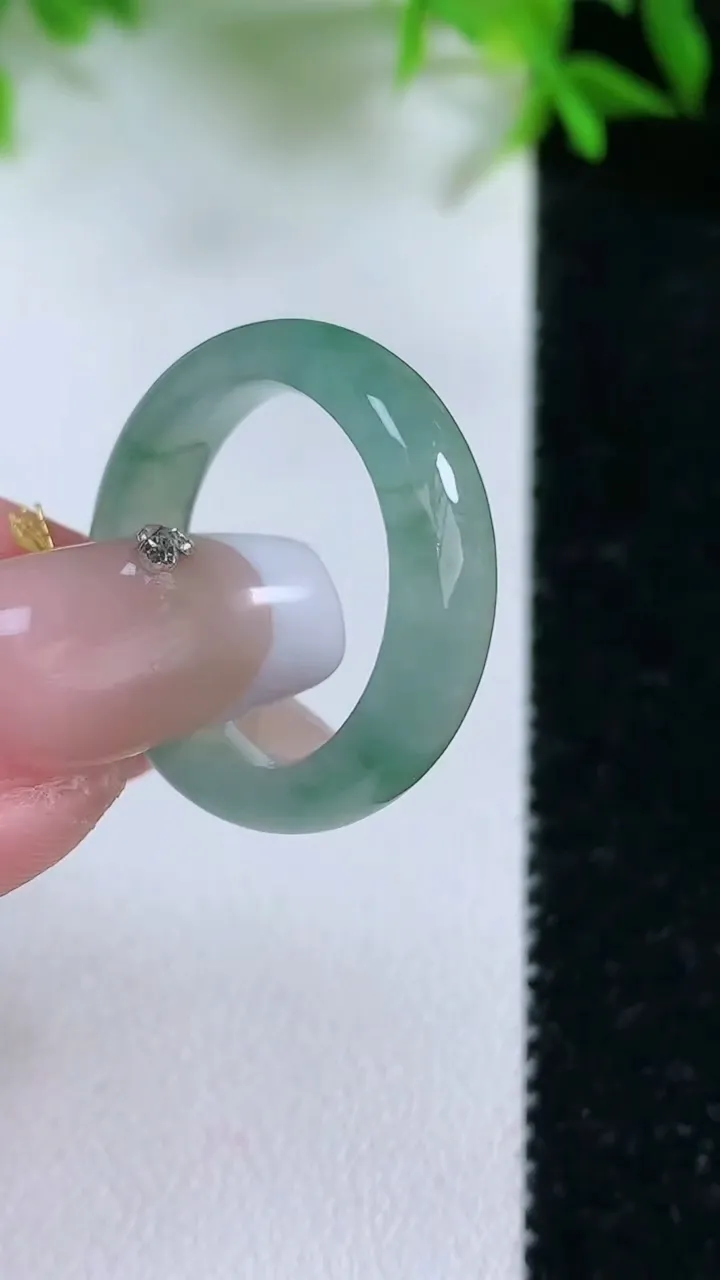 天然A货翡翠冰种飘花指环戒指，尺寸17.5-5.2-3，重量:3.66g2026年1月24日
工厂直销收藏佳品,种好水足，色泽均匀，有种有色，上手高大气！