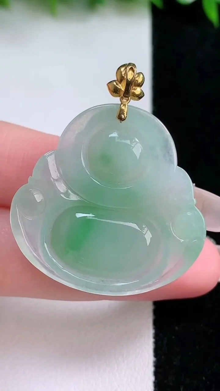 天然A货翡翠佛公吊坠，尺寸32.8-33.7-5.9，重量:10.18g
1月24日