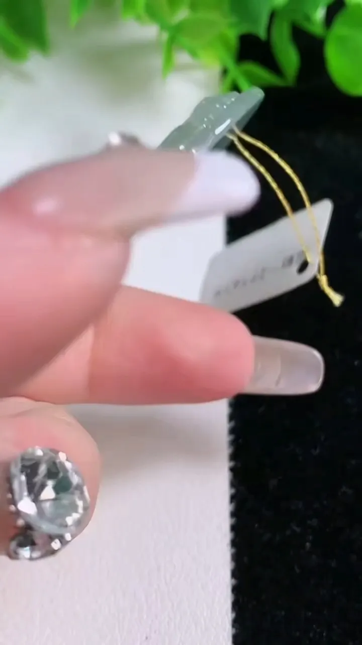 天然A货翡翠度母观音吊坠，尺寸68-40.8-5.5，重量:27.11g
1月24日