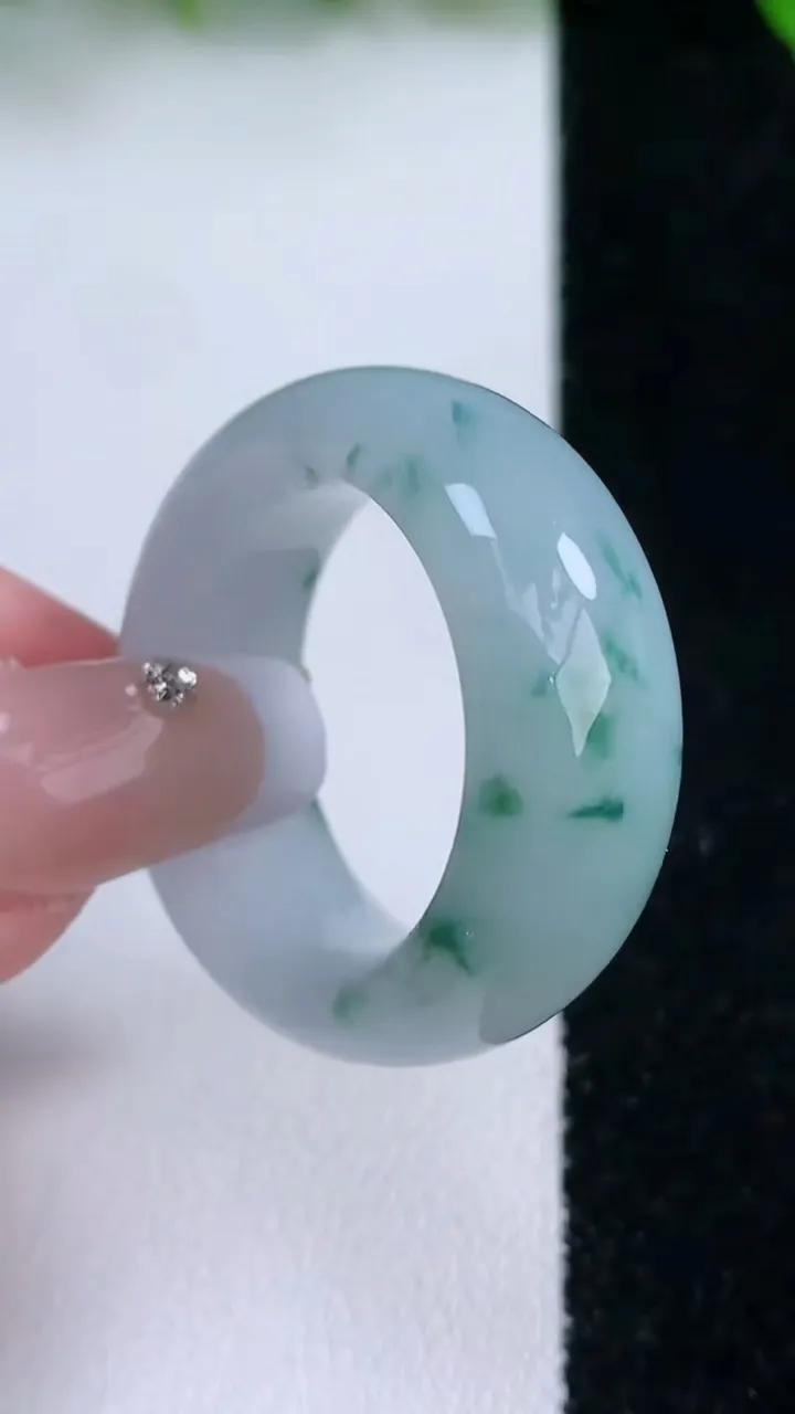 天然A货翡翠飘花指环戒指，尺寸21.6-11-5，重量:14.98g2026年1月24日
工厂直销收藏佳品,种好水足，色泽均匀，有种有色，上手高大气！