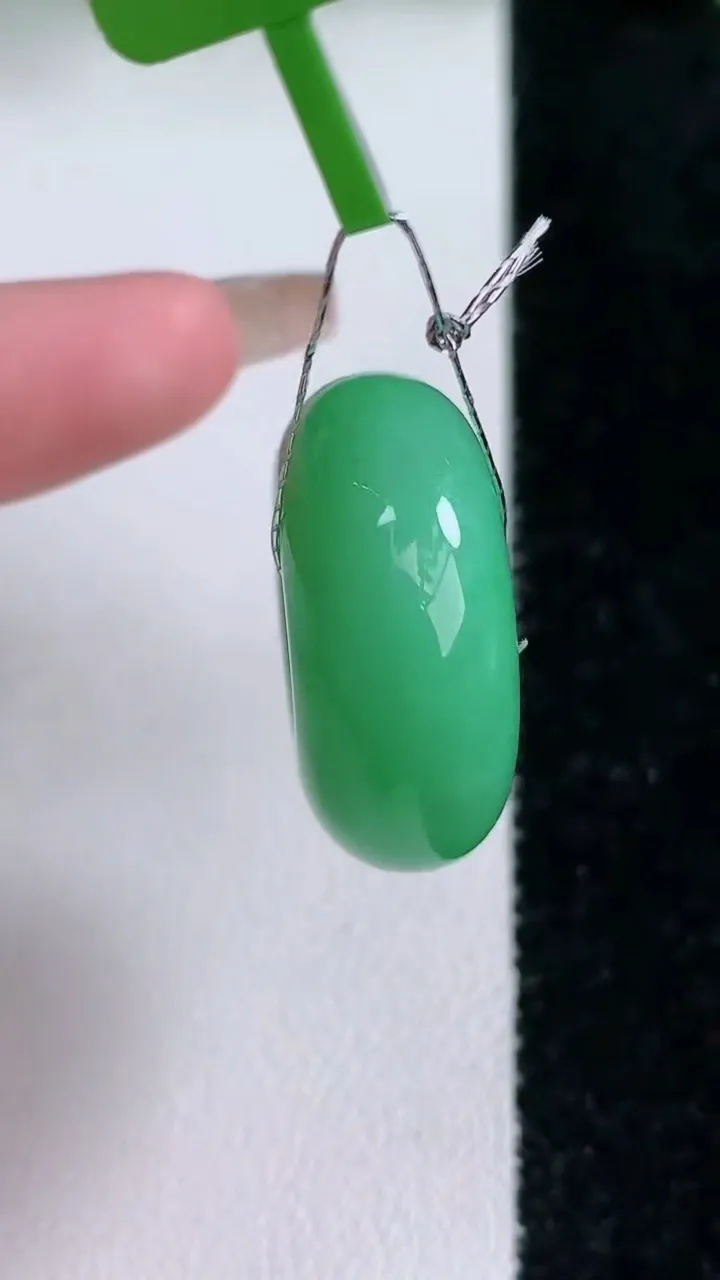 天然A货翡翠平安扣吊坠，尺寸26.2-11.2，重量:16.70g
1月24日