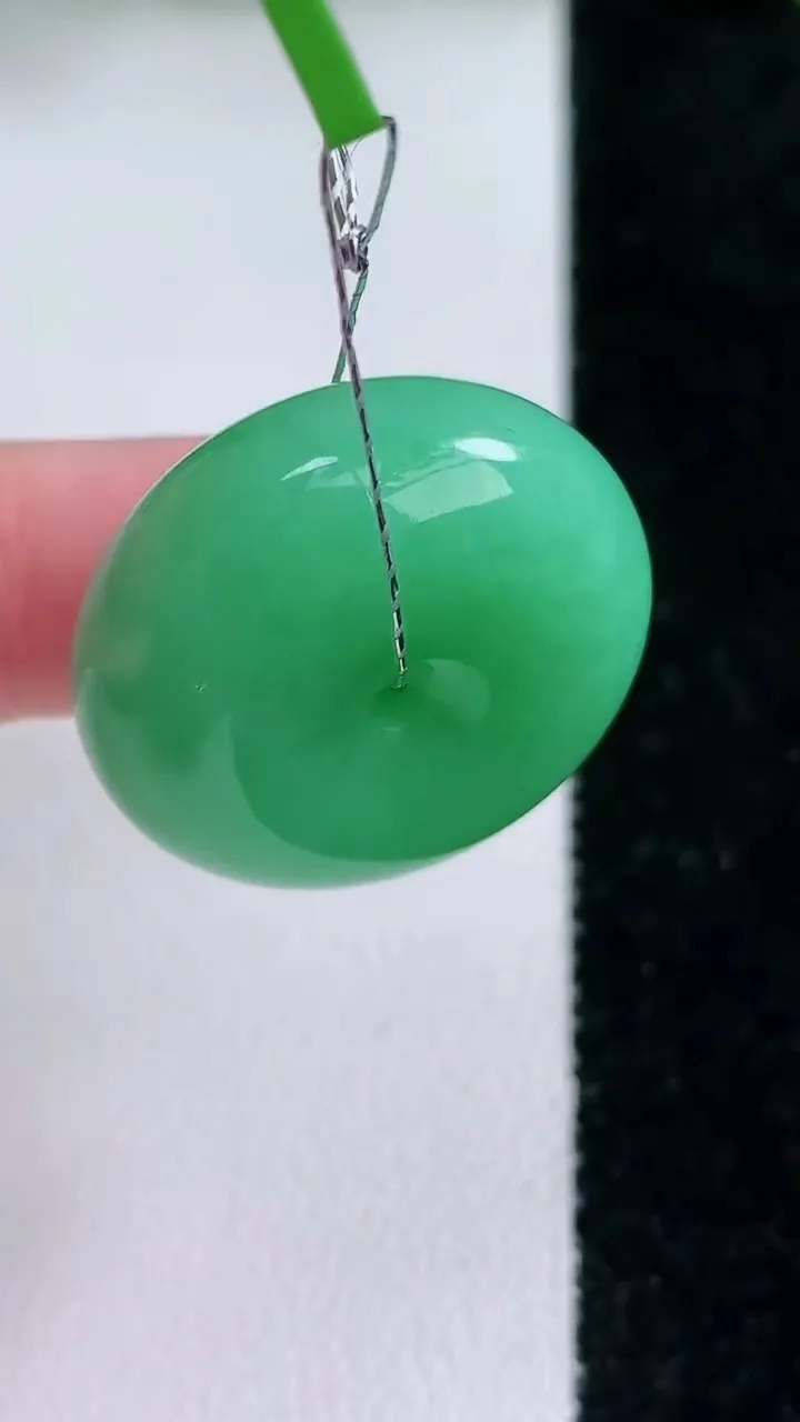 天然A货翡翠平安扣吊坠，尺寸26.2-11.2，重量:16.70g
1月24日