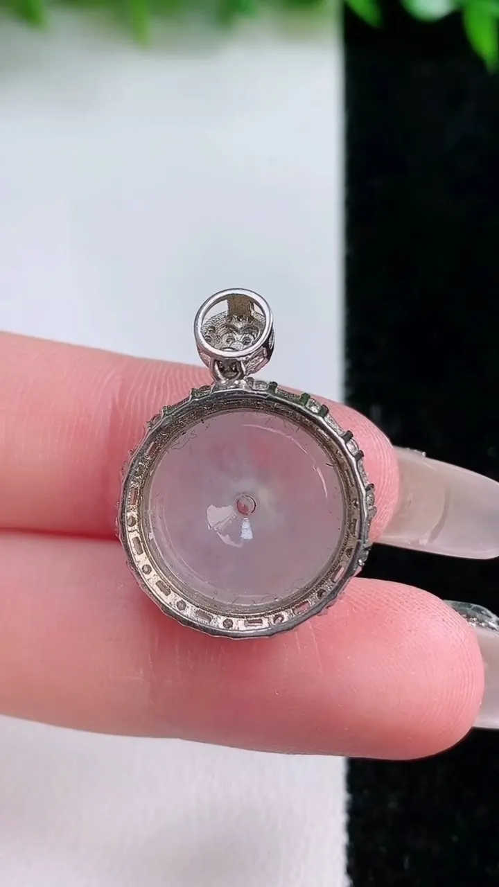 天然A货翡翠平安扣吊坠，尺寸24.2-19.2-6.4，裸石15.3重量:4.12g
1月24日