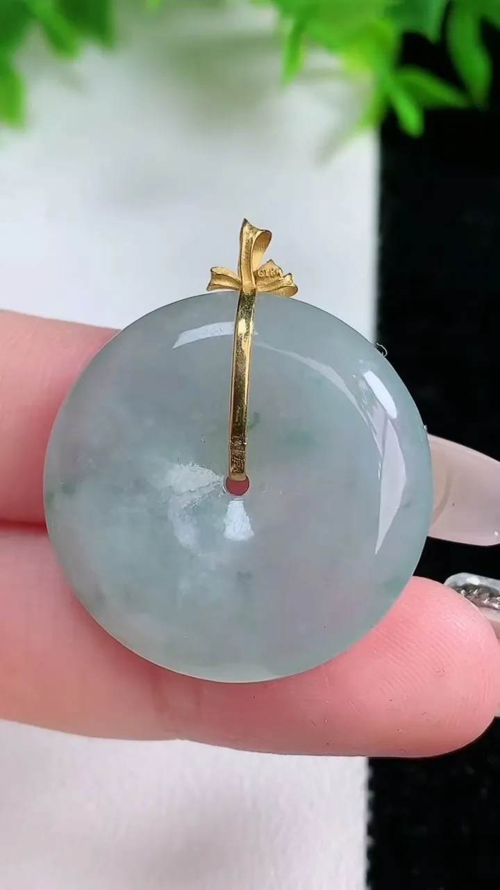 天然A货翡翠18K金飘花平安扣吊坠，尺寸27-5.6，重量:9.41g
1月24日