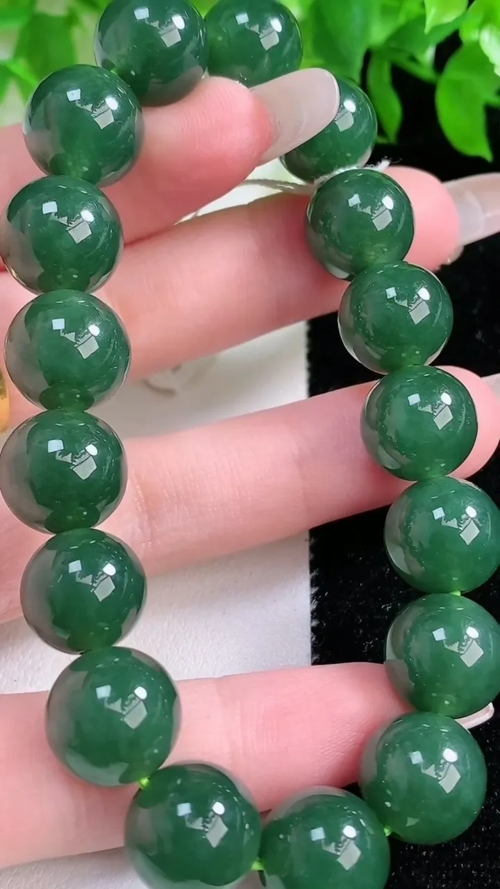 天然A货翡翠圆珠手串，尺寸12-17颗，重量:50.28g1月24日
工厂直销收藏佳品,种好水足，色泽均匀，有种有色，上手高大气！