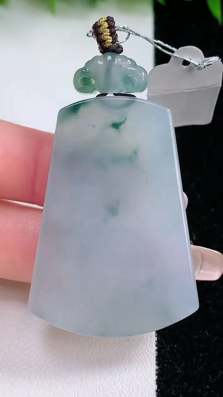 天然A货翡翠种飘花仿古无事牌吊坠，尺寸46.3-33.2-6，重量:26.45g
1月24日