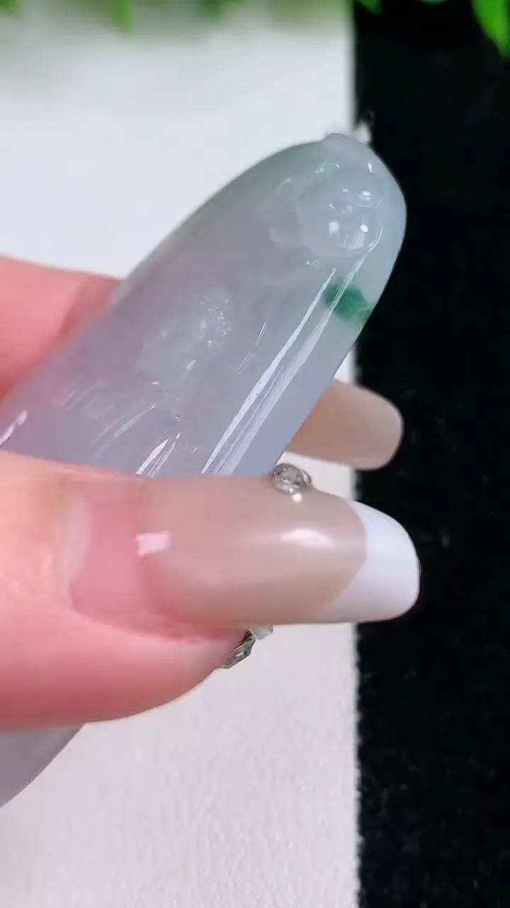 天然A货翡翠飘花大日如来吊坠，尺寸65-33.4-7，重量:31.78g
1月24日