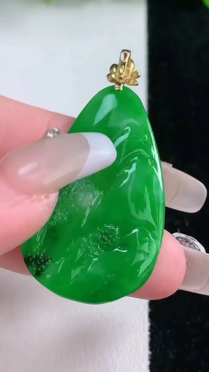 天然A货翡翠山水牌吊坠，尺寸39-24.5-2.9，重量:6.08g
1月24日