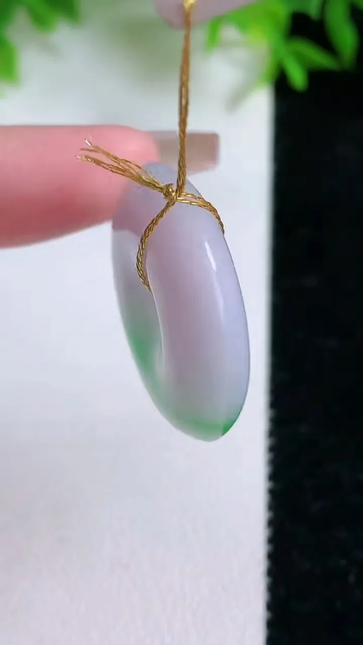 天然A货翡翠平安扣吊坠，尺寸26.3-7，重量:10.40g
1月24日